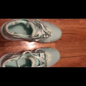 Nike girl’s huarache mint green brand new